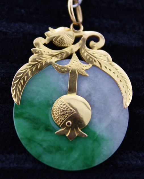 (image for) AN ANTIQUE 20K YELLOW GOLD JADE PENDENT